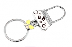Брелок- сумочка белая , буквы, с бабочкой "JINLI" на карабине и кольцом для ключей
